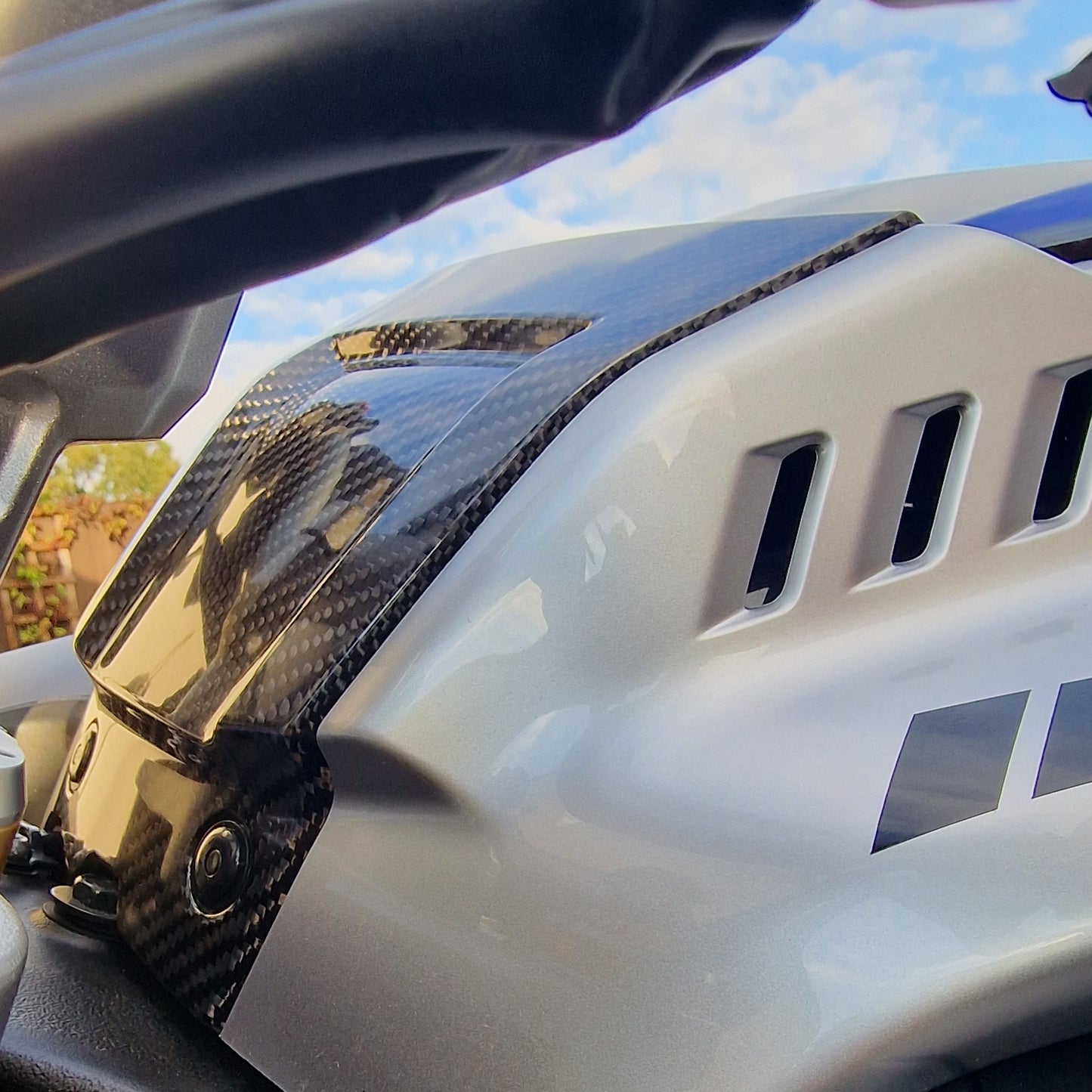 Carbon Fibre Tank Fairing Centre Trim for Yamaha MT10 (2016-2021) GLOSS FINISH